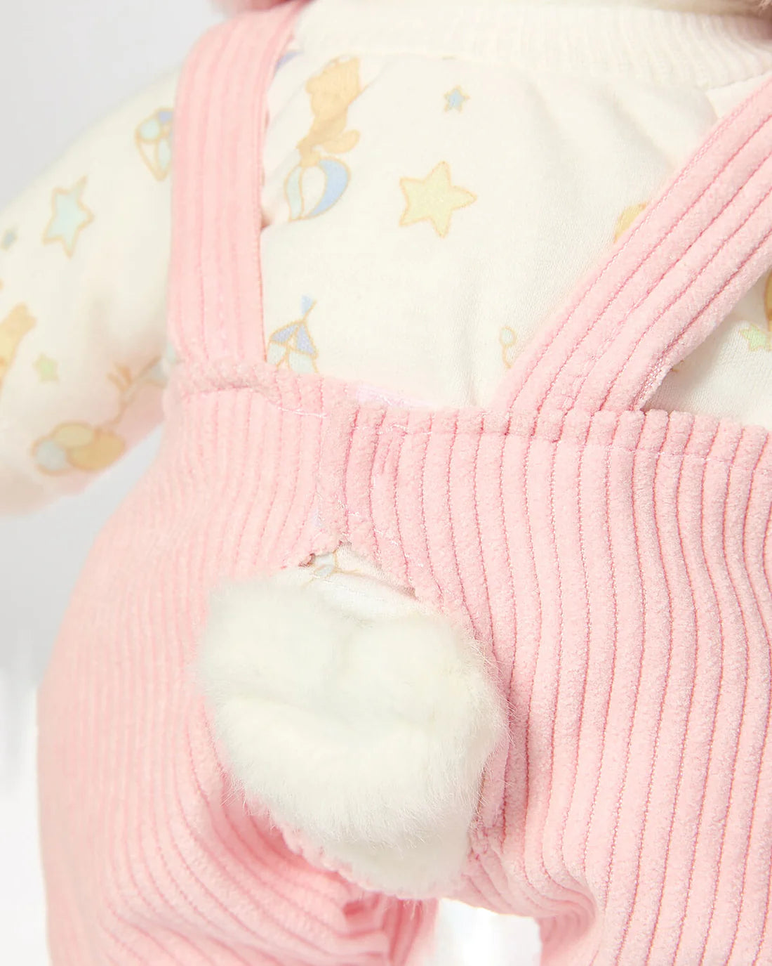 Leos Rosa-Freundin Outfit